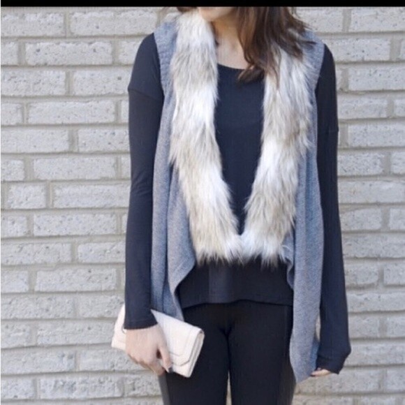 𝅺SKIES Are Blue Faux Fur Sleeveless Cardigan Sweater Vest Size XS Brown Tan - Picture 1 of 7